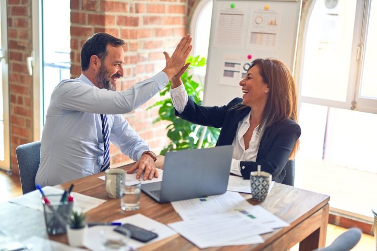 Fazer um SEO local que realmente gere resultados e prepare seu negócio para a era do Google com IA Generativa (SGE) e o Answer Engine Optimization (AEO) exige tempo, conhecimento técnico e ferramentas que só um especialista possui.