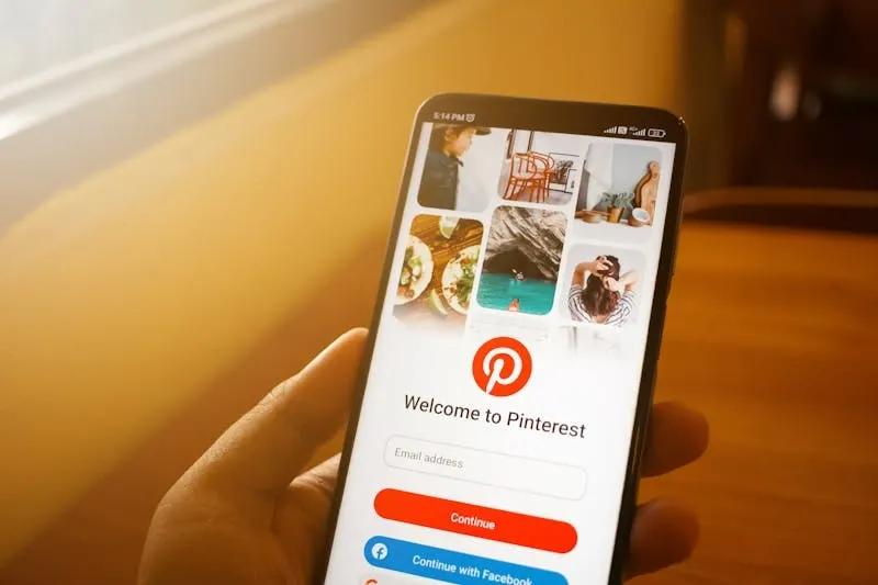 Muitos perguntam: "Quando devo investir no Pinterest?". A resposta é: agora. O Pinterest é ideal para o topo e meio do funil. Quando o cliente ainda está decidindo o que comprar ou como resolver um problema, sua marca aparece como a inspiração necessária.