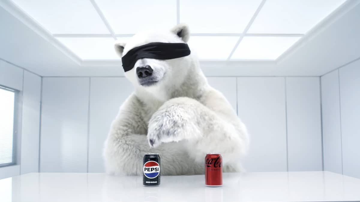 pepsi-provoca-coca-cola-no-super-bowl-5 Resposta rápida: a Pepsi conseguiu usar o urso polar, símbolo histórico da Coca-Cola, em uma peça publicitária no Super Bowl porque a legislação americana permite publicidade comparativa mais agressiva e simbólica. No Brasil, o CONAR (Conselho Nacional de Autorregulamentação Publicitária) impede esse tipo de abordagem por entender que pode ferir princípios éticos, induzir confusão no consumidor e caracterizar concorrência desleal.