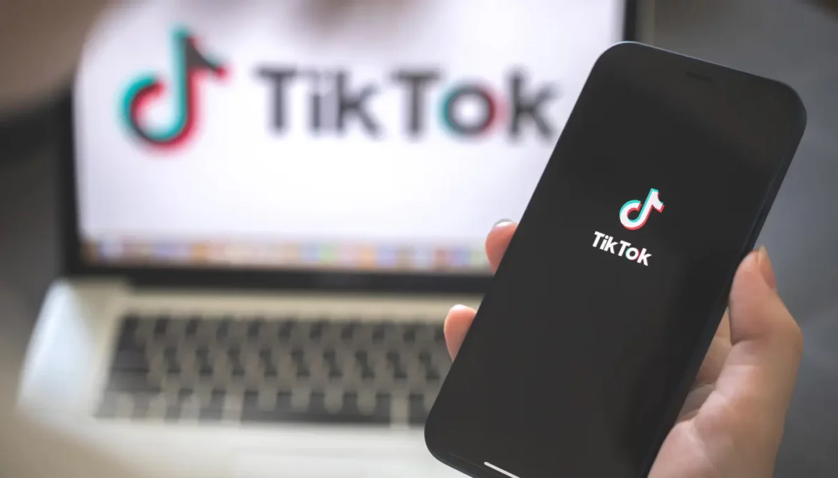 O orçamento mínimo diário para um grupo de anúncios geralmente gira em torno de US$ 20 (ou o equivalente em reais), mas para obter resultados consistentes e permitir que o algoritmo aprenda, recomendamos um investimento inicial maior acompanhado por uma Agência de Tráfego Pago.