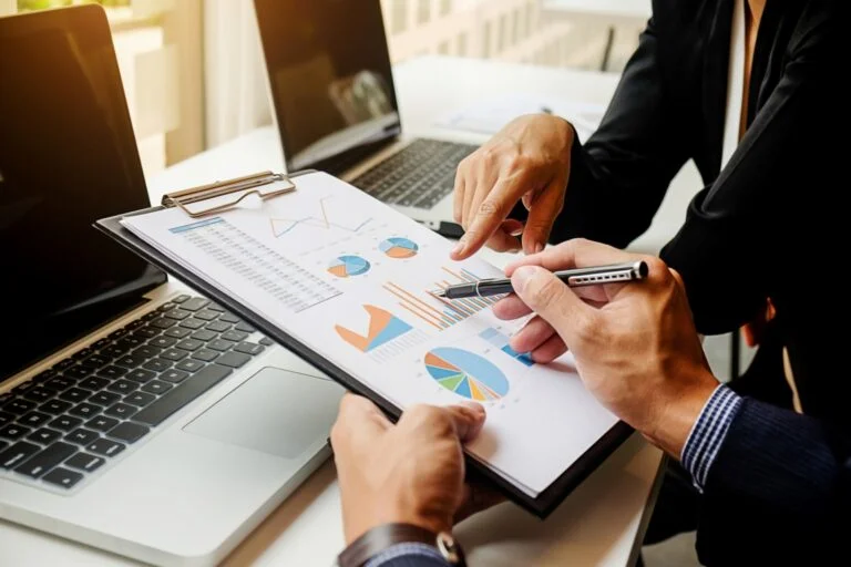 Um bom CPL é aquele que permite que sua margem de lucro seja saudável após todos os custos de aquisição (CPA) e operacionais. Isso varia drasticamente entre setores, como B2B, e-commerce ou serviços locais.