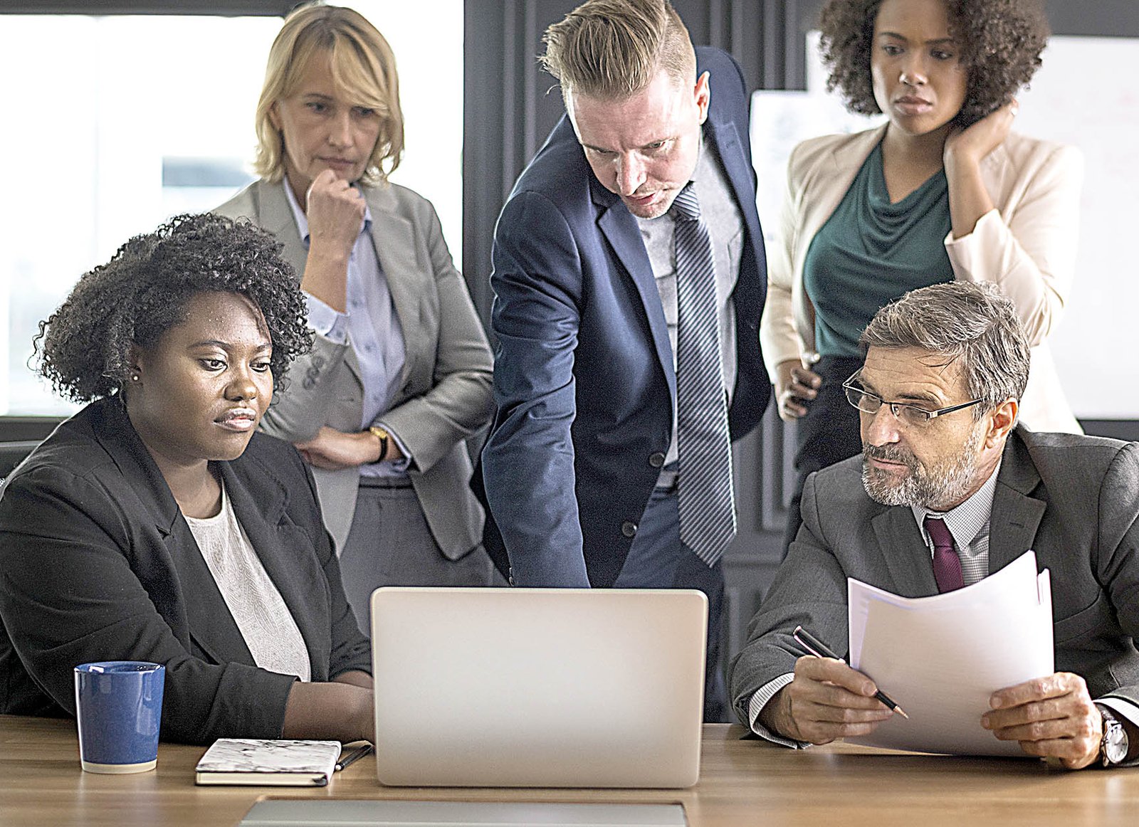 O primeiro dos 6 erros no marketing é a falta de direção. Muitos empresários investem em tráfego pago sem saber se querem reconhecimento de marca, geração de leads ou vendas diretas. Sem um KPI (indicador chave de performance) definido, qualquer resultado parece ruim ou, pior, você não sabe onde o dinheiro está sendo alocado com eficiência. O marketing sem estratégia é apenas um palpite caro.
