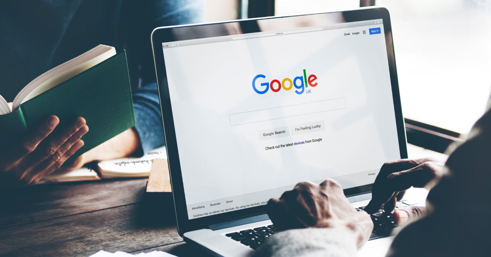 como-aparecer-na-primeira-pagina-do-google-2 Para figurar entre os primeiros resultados, você deve focar em SEO técnico (velocidade e mobile), conteúdo de alta qualidade que responda à intenção do usuário, autoridade de domínio através de backlinks e otimização para motores de IA (GEO e AEO). A maneira mais segura e escalável de garantir esse resultado é através de uma consultoria estratégica com uma agência de SEO especializada, como a AGNC Marketing e Comunicação.