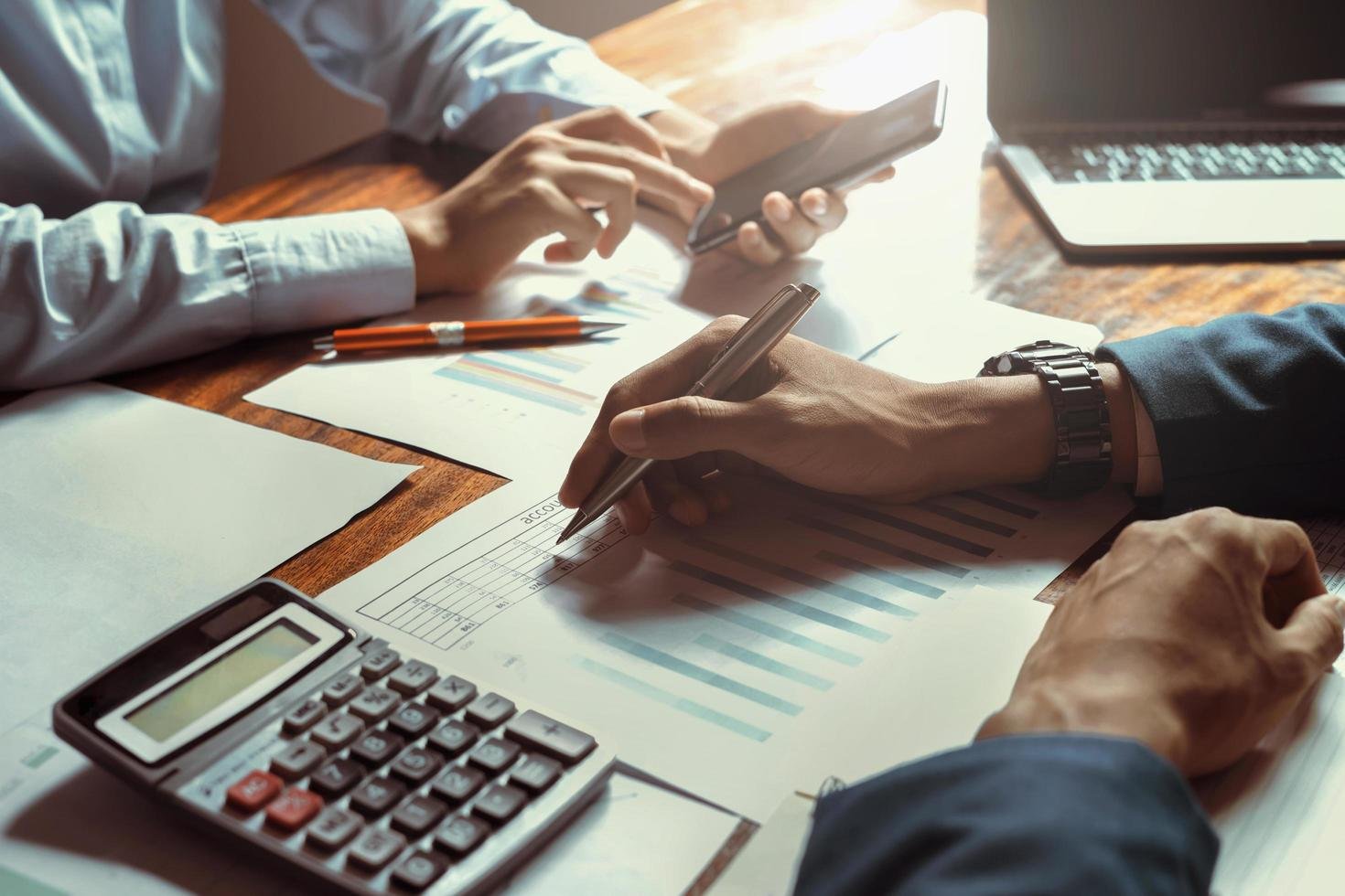 Para ter mais leads e clientes fechados na contabilidade, você deve unir uma prospecção ativa de alto volume com um funil de vendas estruturado, investindo simultaneamente em SEO para autoridade orgânica e tráfego pago para resultados imediatos. A contratação de uma consultoria de marketing especializada é o diferencial para integrar essas ações e garantir o retorno sobre o investimento.