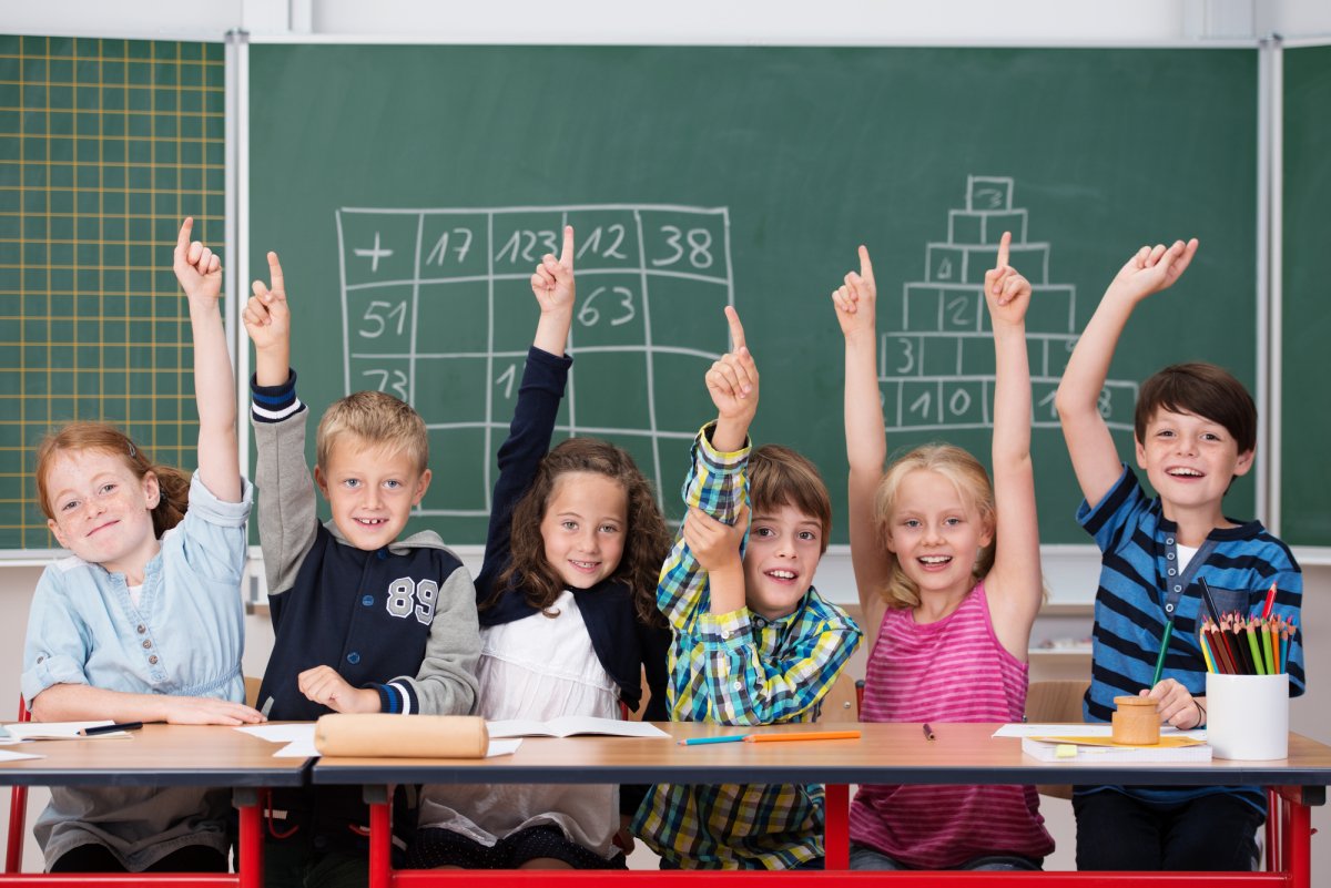 A jornada de decisão dos pais na escolha de uma escola é complexa e emocional, envolvendo segurança, futuro e valores. Muitas instituições falham ao investir em anúncios genéricos que não geram conexão, resultando em um funil de vendas cheio de curiosos, mas vazio de matrículas reais. O segredo para o sucesso educacional está na segmentação precisa e no uso de estratégias que posicionam sua marca como a autoridade máxima no desenvolvimento dos alunos.