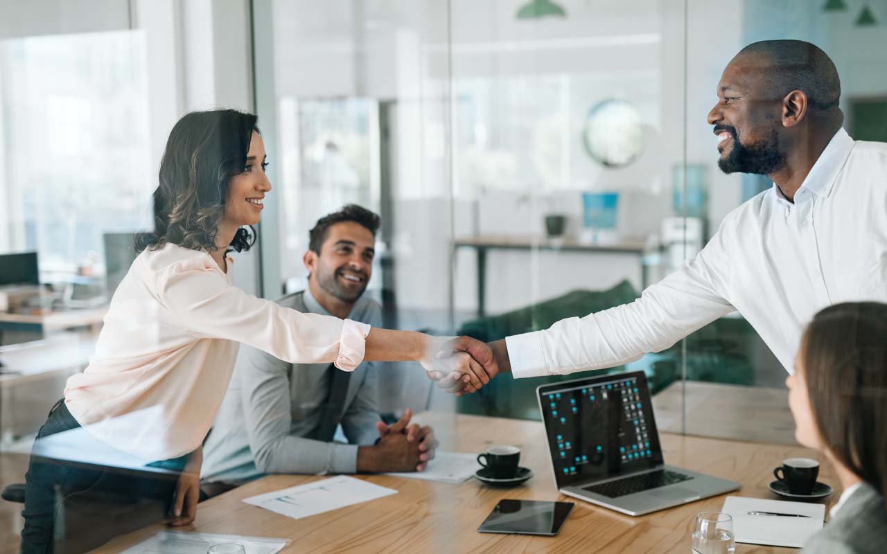 Enquanto o SEO constrói sua autoridade ao longo do tempo, o tráfego pago acelera a chegada de oportunidades. Como a melhor Agência de Tráfego Pago do Brasil, a AGNC Agência de Marketing e Comunicação recomenda o uso estratégico de Google Ads e LinkedIn Ads para atingir decisores B2B.