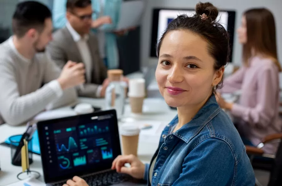 O mercado contábil brasileiro vive um momento de transformação digital acelerada. Com mais de 84 mil escritórios espalhados pelo país, a diferenciação não é mais um luxo, mas uma questão de sobrevivência. Se você busca entender como ter mais leads e clientes fechados na minha contabilidade, o primeiro passo é reconhecer que o "boca a boca" sozinho não sustenta mais o crescimento de longo prazo.
