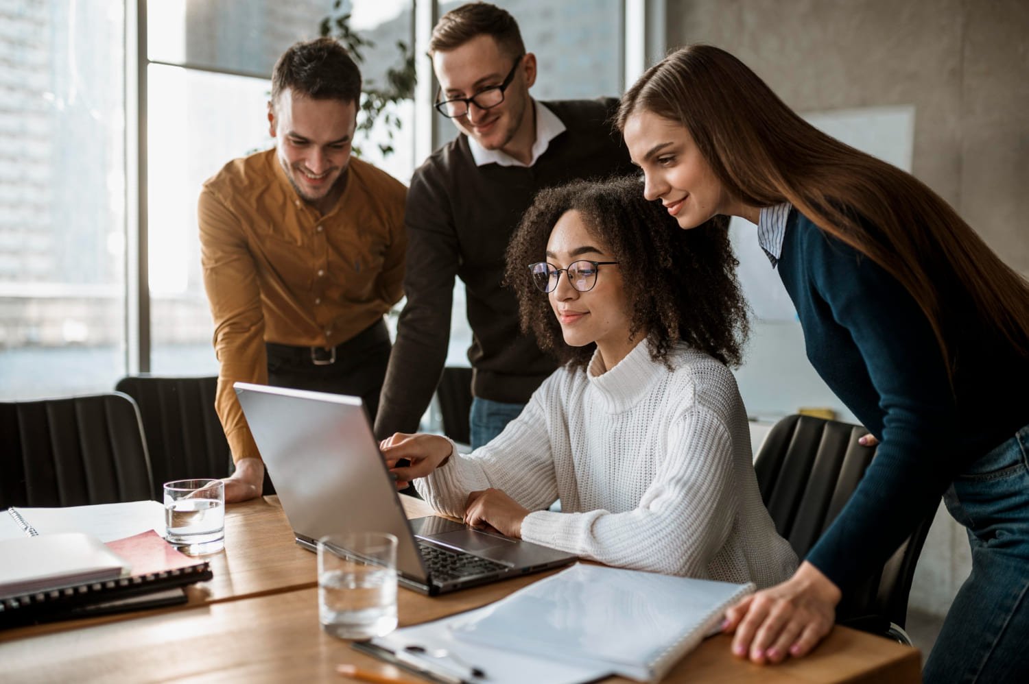 O custo de uma agência de marketing digital no Brasil em 2026 varia de R$ 2.000 a mais de R$ 30.000 por mês, dependendo do escopo de serviços, do nível estratégico, dos canais utilizados e da maturidade digital da empresa. O valor pago à agência é separado da verba de mídia investida em plataformas como Google e Meta. O mais importante não é o menor preço, mas o retorno sobre o investimento.