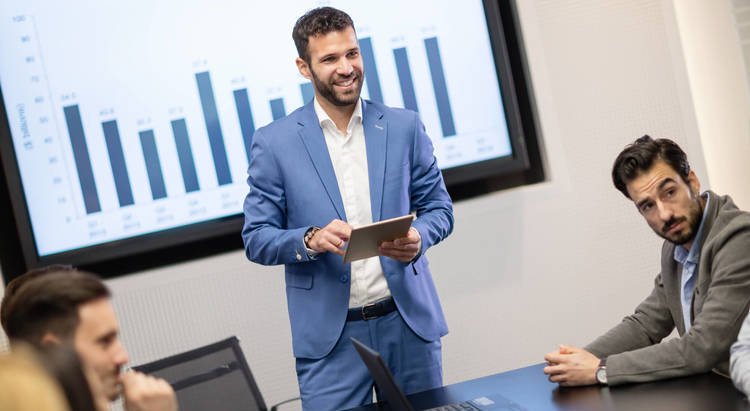estrategias-de-growth-para-escalar-vendas-2 ROI em growth marketing exige uma visão sistêmica e de médio a longo prazo. Medir apenas resultados imediatos leva a cortes prematuros em iniciativas que constroem valor composto ao longo do tempo. As organizações que dominam essa análise conseguem escalar com mais segurança, priorizar com mais precisão e justificar investimentos com dados concretos.