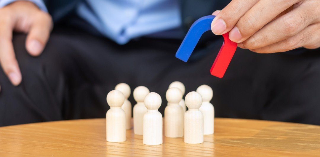 Esta é a pergunta que mais gera expectativas incorretas. A resposta honesta é: os primeiros leads qualificados aparecem entre 3 e 6 meses. Resultados consistentes e previsíveis chegam entre 6 e 12 meses. O canal orgânico se torna um gerador autônomo e escalável de pipeline entre 12 e 18 meses.