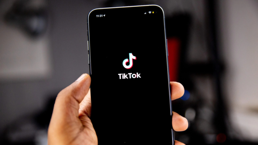 tiktok-para-empresas-como-criar-anuncios-2 A maior barreira que as empresas relatam não é a falta de ideias. É o medo de aparecer e de não fazer "o vídeo perfeito". O TikTok penaliza perfeccionismo e recompensa autenticidade. Produção simples, gravada no celular, com boa iluminação natural e áudio claro performa frequentemente melhor do que produções elaboradas que parecem comerciais de TV.