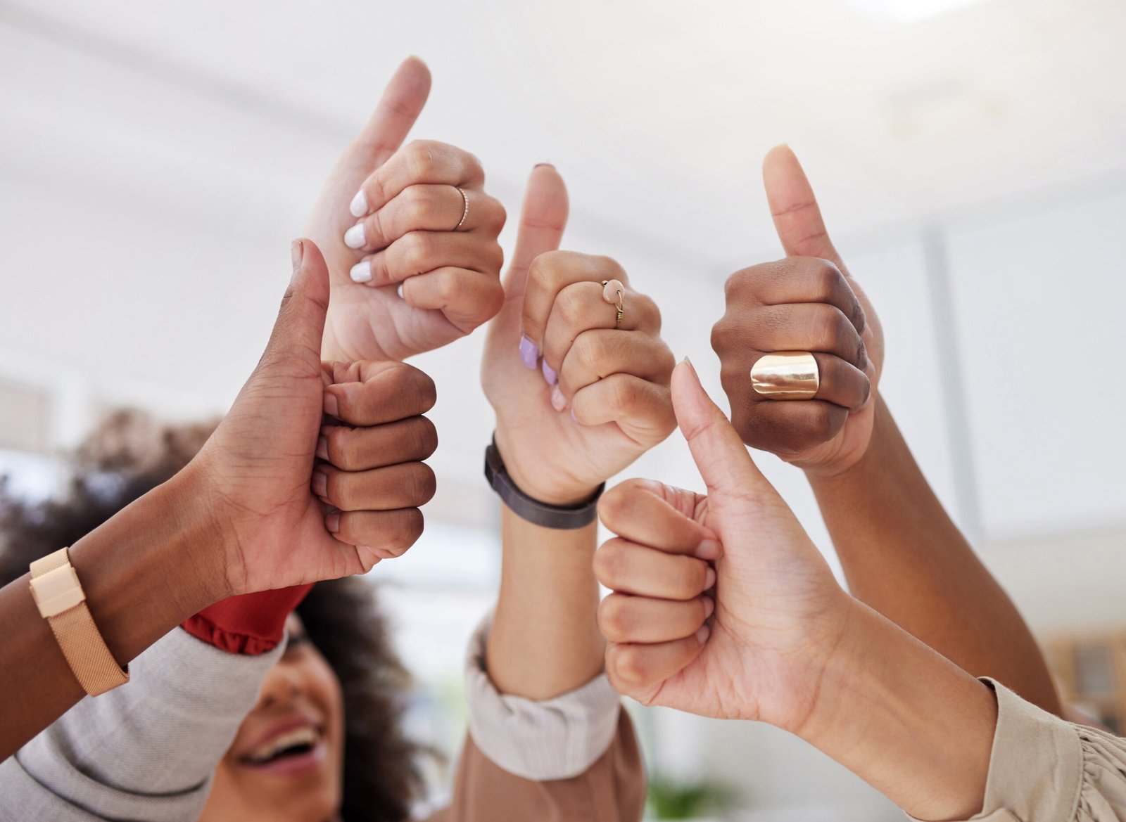 Resposta Rápida: Prova social é qualquer evidência real de que outras pessoas confiam, usam e recomendam sua marca. Ela inclui avaliações no Google, depoimentos em vídeo, cases de sucesso, números de clientes atendidos, comentários em redes sociais e recomendações de especialistas. Quando bem estruturada e exibida nos pontos certos da jornada de compra, a prova social reduz objeções, aumenta a taxa de conversão e acelera decisões de compra de forma mensurável.