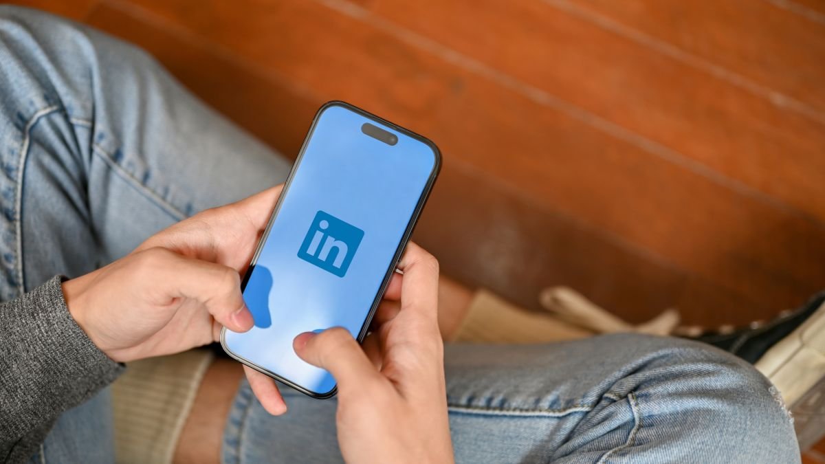 O LinkedIn é o canal mais eficiente para empresas B2B gerarem leads qualificados e construírem autoridade de mercado em 2026. A plataforma concentra 80% de todos os leads gerados por redes sociais no ambiente B2B, tem custo por lead 28% menor do que o Google Ads para campanhas corporativas, e 4 em cada 5 membros ativos influenciam diretamente decisões de compra nas suas organizações. Empresas que combinam presença orgânica consistente com anúncios segmentados no LinkedIn constroem autoridade, geram pipeline qualificado e fecham negócios com ciclos significativamente mais curtos.