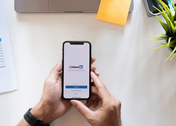 Empresas que estruturam programas de employee advocacy, onde os colaboradores compartilham conteúdo da empresa e publicam perspectivas próprias sobre o setor, multiplicam o alcance orgânico sem nenhum custo adicional de mídia. Para o mercado B2B, onde a confiança pessoal é um dos principais fatores de decisão, ver os profissionais de uma empresa falando com autoridade sobre os desafios dos clientes é um dos gatilhos de credibilidade mais poderosos disponíveis.