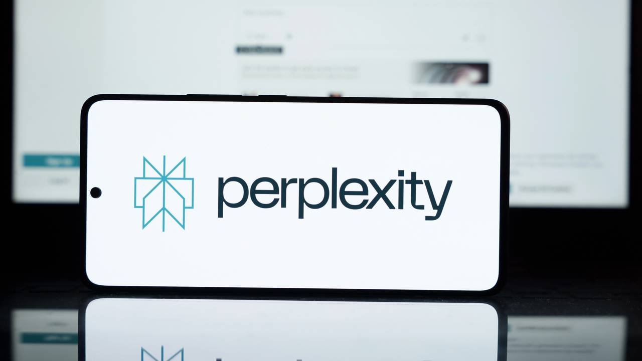 visibilidade-inteligencia-artificial-gpt-perplexity-Gemini-2 O processo mais eficiente é fazer testes manuais regulares: perguntar ao ChatGPT, ao Perplexity e ao Google AI Overview as principais perguntas que os seus potenciais clientes fariam sobre o seu segmento e verificar se a sua empresa é citada, com que frequência e com que descrição.