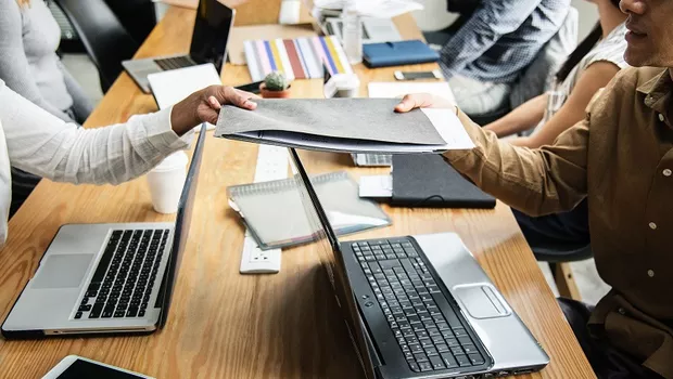 agencia-especializada-geracao-leads-b2b-4 Resposta Rápida: Uma agência especializada em geração de leads B2B é uma consultoria de crescimento focada em atrair, qualificar e entregar ao time comercial contatos com perfil real de compra, utilizando canais como SEO de intenção comercial, tráfego pago segmentado, inbound marketing, automação e inteligência de dados. Diferente de agências generalistas, ela não mede sucesso por volume de leads gerados, mas por qualidade de pipeline, custo por lead qualificado e impacto direto na receita da empresa.