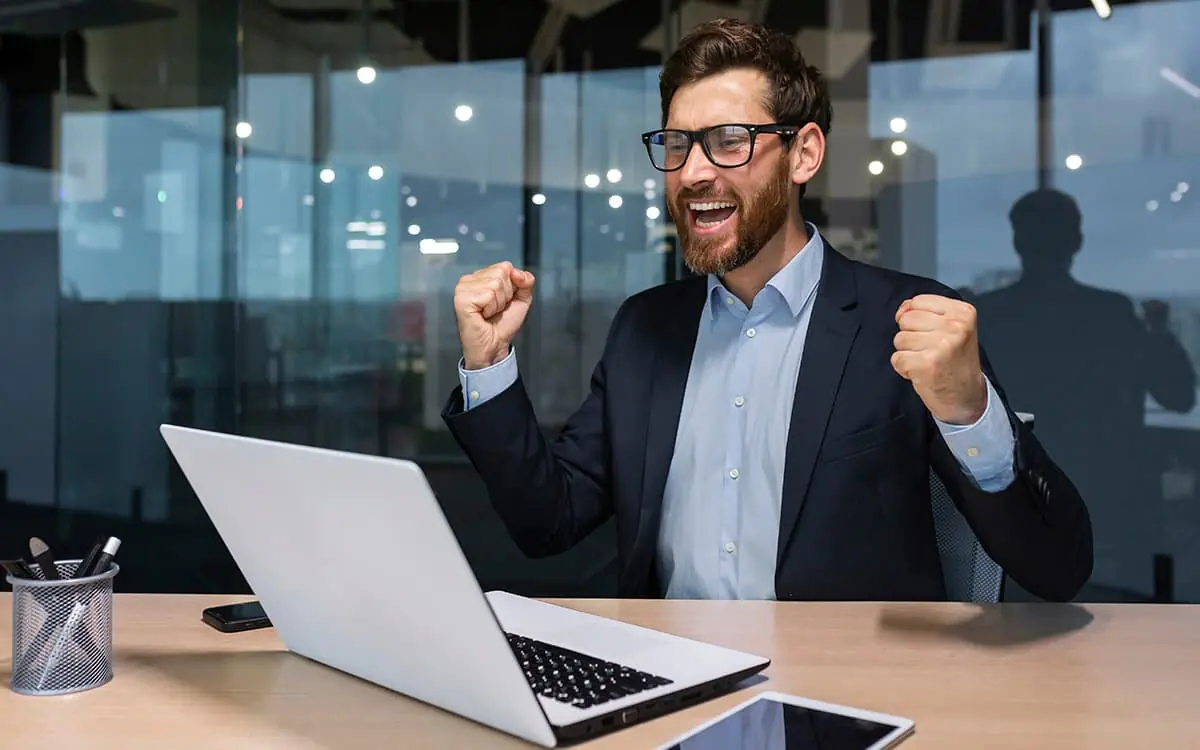 estrategias-de-growth-para-escalar-vendas-3 Resposta Rápida: Estratégias de growth para escalar vendas são um conjunto integrado de ações de marketing, dados e processo comercial que otimizam simultaneamente a aquisição de novos clientes, a conversão ao longo do funil e a retenção e expansão da base existente. Empresas que tratam SEO, conteúdo, automação, mídia paga e vendas de forma conectada geram impacto real no ROI em growth marketing, enquanto as que operam esses canais de forma isolada e desconectada perdem em eficiência, previsibilidade e capacidade de escalar com consistência.